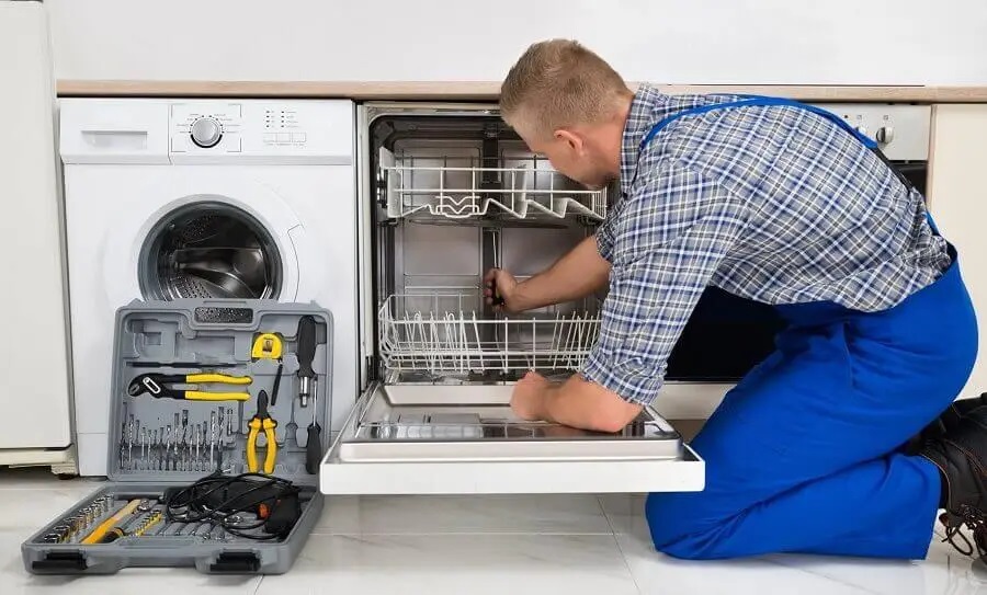 Gebze Dominox servisi teknisyen ekibi beyaz eşya tamiri yaparken